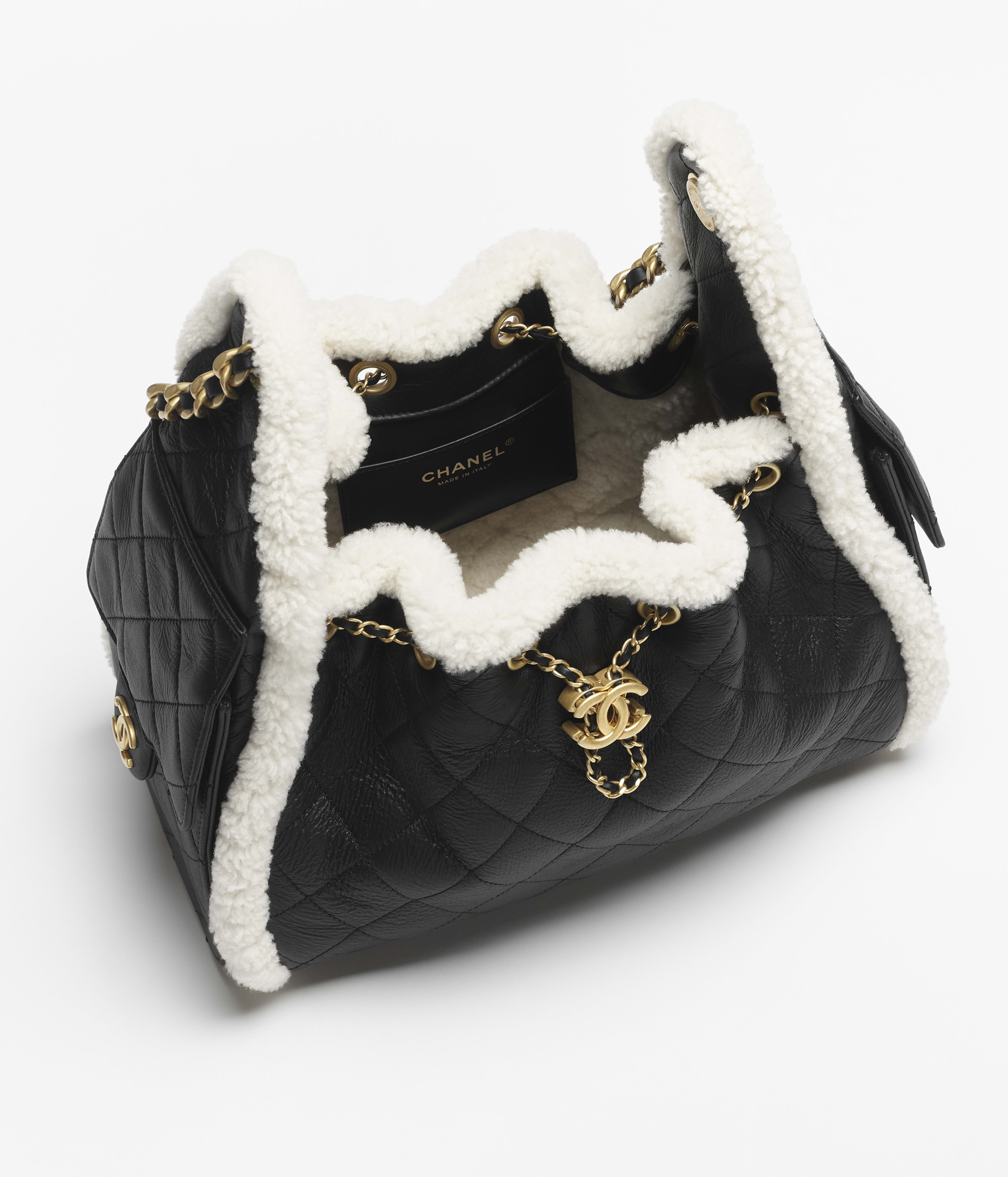 Chanel 25 スモール ハンドバッグ、クランプル シアリング シープ