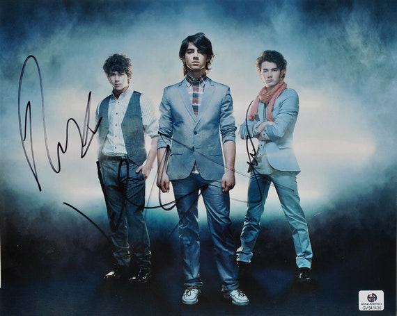 The JONAS BROTHERS Signed Photo X3 - Kevin Jonas, Nick Jonas, Joe